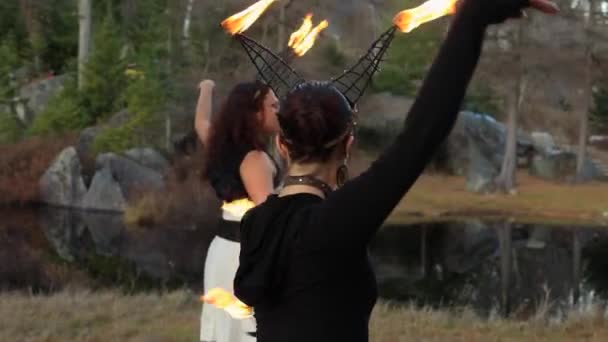 Équipe de femme dansant avec le feu sur la corne métallique — Video