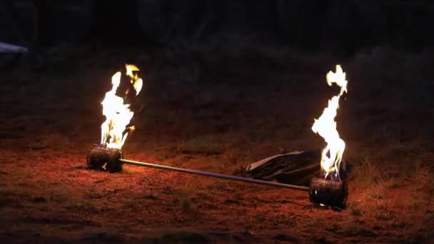 Вогонь палиця з полум'ям, що горить на мережі — стокове відео