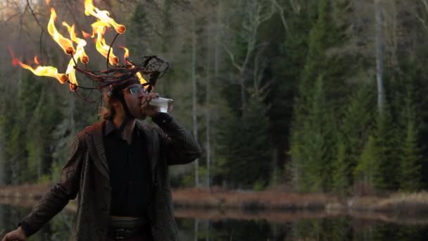 Muž plivající oheň a pijící parafín — Stock video