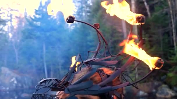 Homme portant un casque dragon avec feu — Video