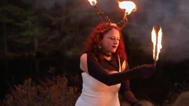 Танцовщица, играющая огненный спин с дымом — стоковое видео
