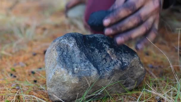 Homem quebrando pedra de carvão em pedaços — Vídeo de Stock