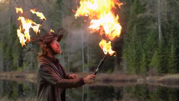 Mannen spottar eld under branden störande — Stockvideo