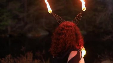 Kadın dumanla ateş püskürtüyor