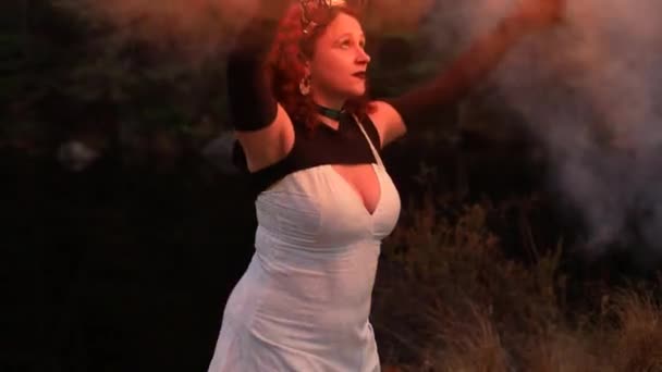 Femme avec corne métallique et bâton de feu sur la flamme — Video