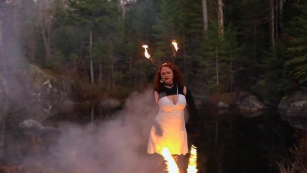 Frumoasă femeie care face filare de incendiu — Videoclip de stoc