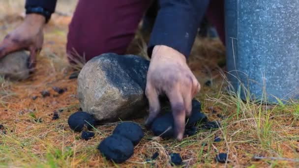 Άνθρωπος που σπάει πέτρες κάρβουνου σε κομμάτια — Αρχείο Βίντεο