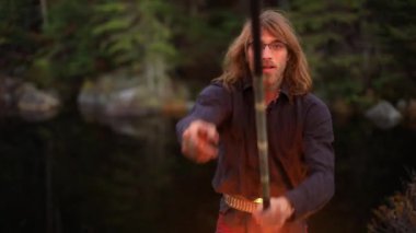 Ateşli sopa kullanan yakışıklı erkek.