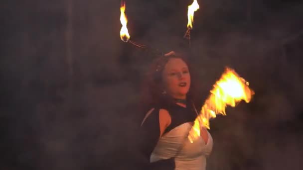 Femme heureuse avec corde à feu et corne en métal — Video