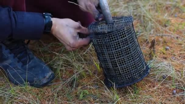 Człowiek ręcznie naprawić węgiel drzewny netto do zagłuszania ognia — Wideo stockowe