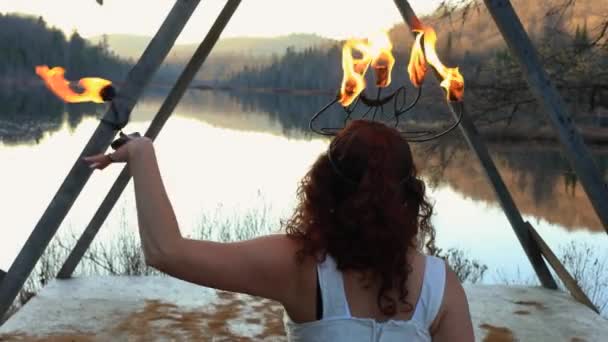 Femme danseuse avec une flamme dragon casque danse — Video