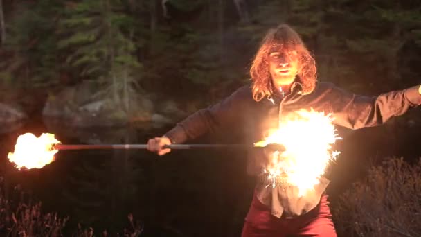 Χαρούμενος αρσενικός που χορεύει με το ξύλο της φωτιάς — Αρχείο Βίντεο