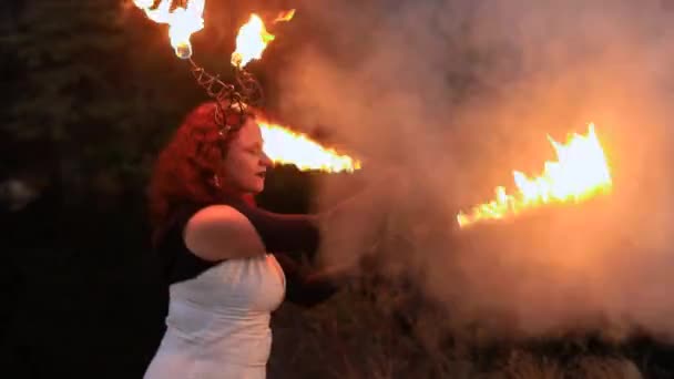 Mujer realizando fuego girando con humo — Vídeos de Stock