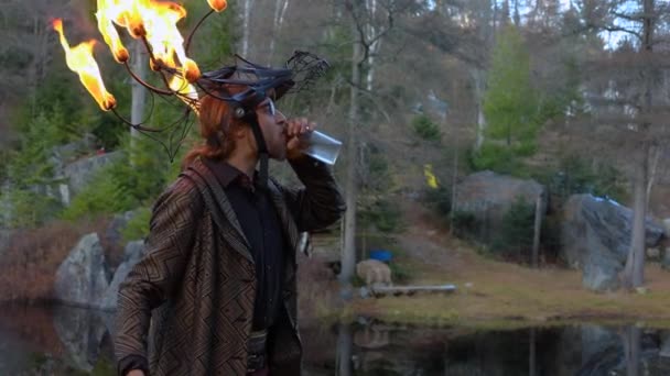 Człowiek pijący ciekłą parafinę i plujący ogniem — Wideo stockowe