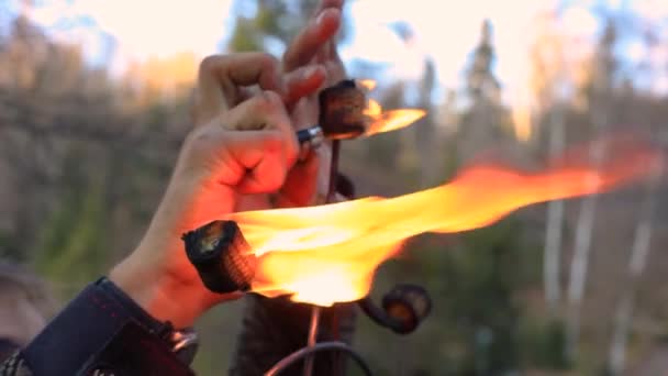 Αρσενικό φορώντας κράνος δράκου με φωτιά — Αρχείο Βίντεο