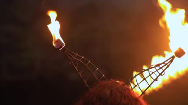 Femme portant des cornes métalliques avec feu — Video