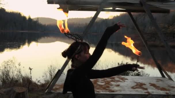 Femme dansant avec le feu portant la corne métallique — Video