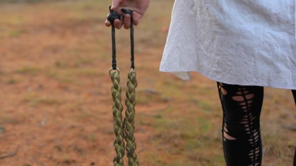 Молодая женщина держит в руках огненную веревку — стоковое видео