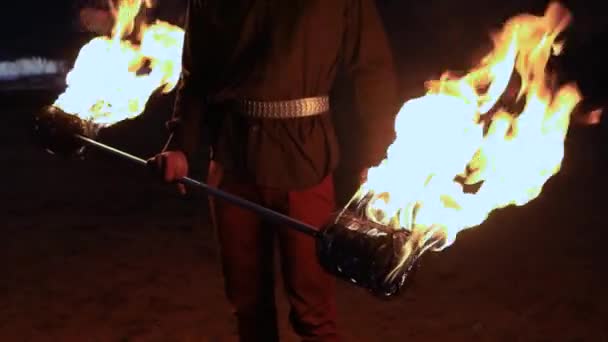 Hombre sosteniendo personal de carbón con llama ardiente — Vídeos de Stock