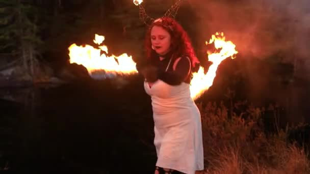 Νεαρή χορεύτρια εκτελεί περιστροφή φωτιά με καπνό — Αρχείο Βίντεο