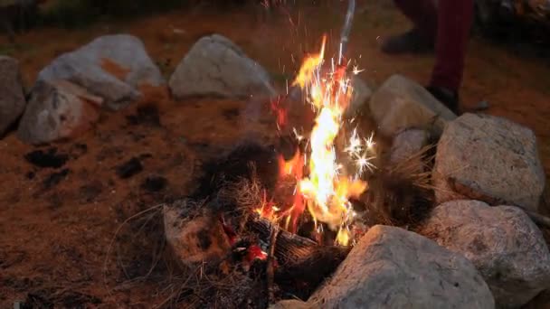 Mann verbrennt Feuerstab mit Holzkohle — Stockvideo