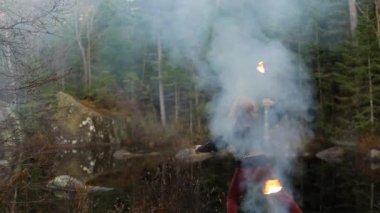 Kömür personeli ve ateş sopasıyla erkek dansı