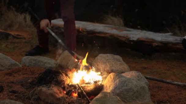 Hombre poniendo fuego en palo con el personal de carbón — Vídeo de stock