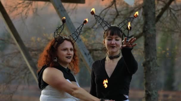 Jeune homme tir femme danse avec la flamme — Video