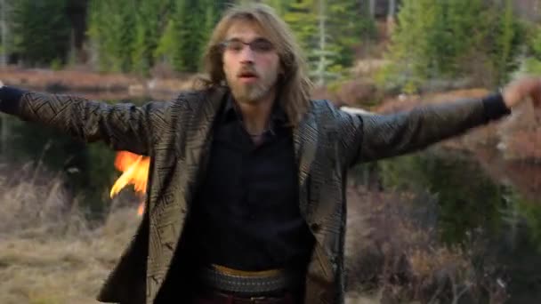 Šťastný muž tančí s ohnivou tyčinkou — Stock video
