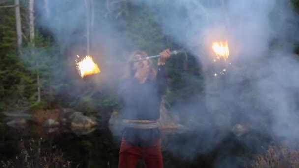 Joven bailando con palo de fuego y humo — Vídeos de Stock