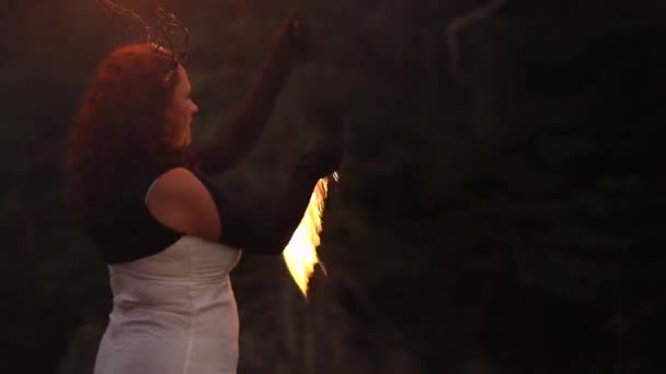 Beautiful woman performing fire spinning — Stock Video