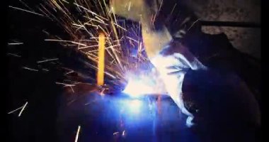 Rod 'u birleştirmek için elektrot kullanan kadının elleri