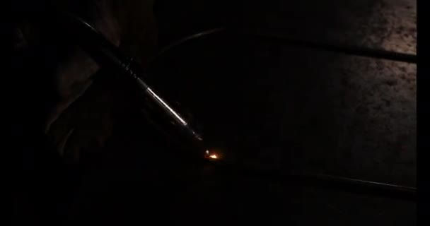 Женщина, использующая электрод для соединения углов стержня — стоковое видео