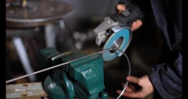 Elektrikli kaynak makinesi kullanan bir kadın.