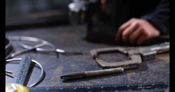 Женщина шлифовальный металлический стержень на столе с инструментом — стоковое видео