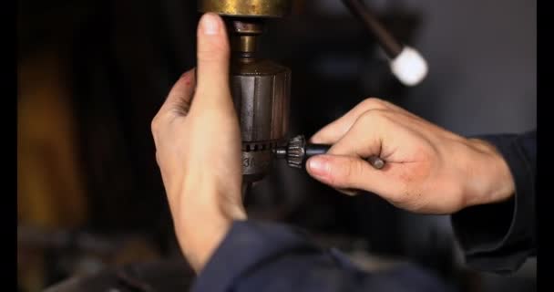 Hands of female tightening drill press — Stock Video