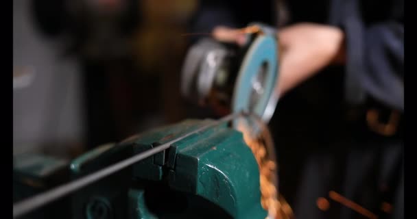 Haste de ferro presa na ferramenta na soldagem — Vídeo de Stock