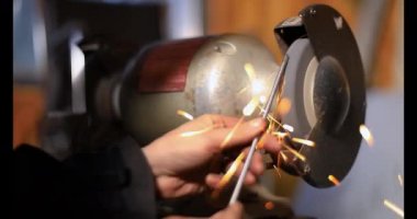 Dönen değirmen taşıyla kadın parlatma çubuğu