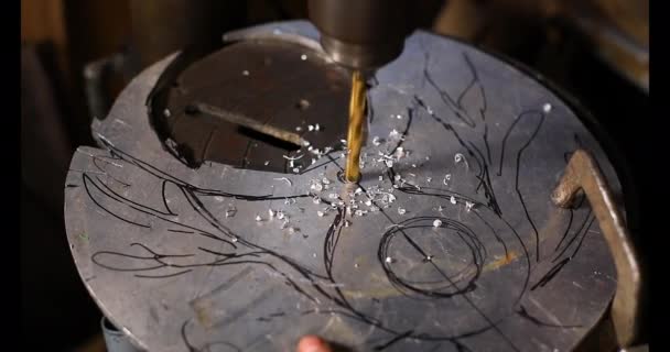 用钻床在桌上进行设计钻头 — 图库视频影像