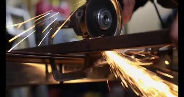 Grinder disco di taglio tubo metallico sullo spazio di lavoro — Video Stock