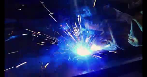 Spark of electrode while grinding ends of rod — Stock Video