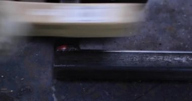 Kadın elleri kaynak işlemi ile çerçeveyi düzeltiyor