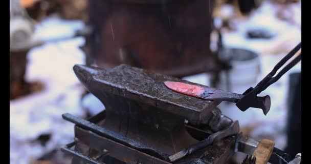 Kovář vyrábějící nůž z ložiska — Stock video