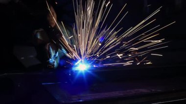 Çubuğun uçlarını öğütürken elektrotun kıvılcımı