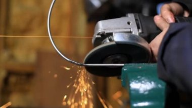 Öğütücü kullanan kadın.