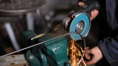 Kadın kaynak makinesini çubuk uçları için kullanıyor