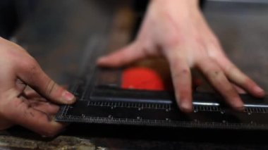 Cetvel ve çubuğu tamir etmek için mıknatıs kullanan kadın