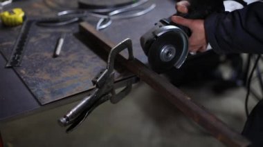 Demir boru öğüten kadın öğütücü kullanıyor