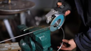 Elektrikli kaynak makinesi kullanan bir kadın.