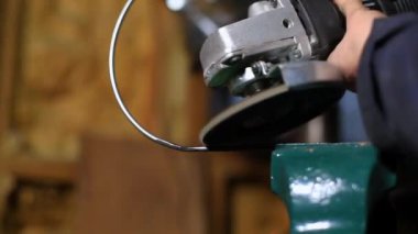 Kadın eli elektrikli kaynak makinesi kullanıyor.